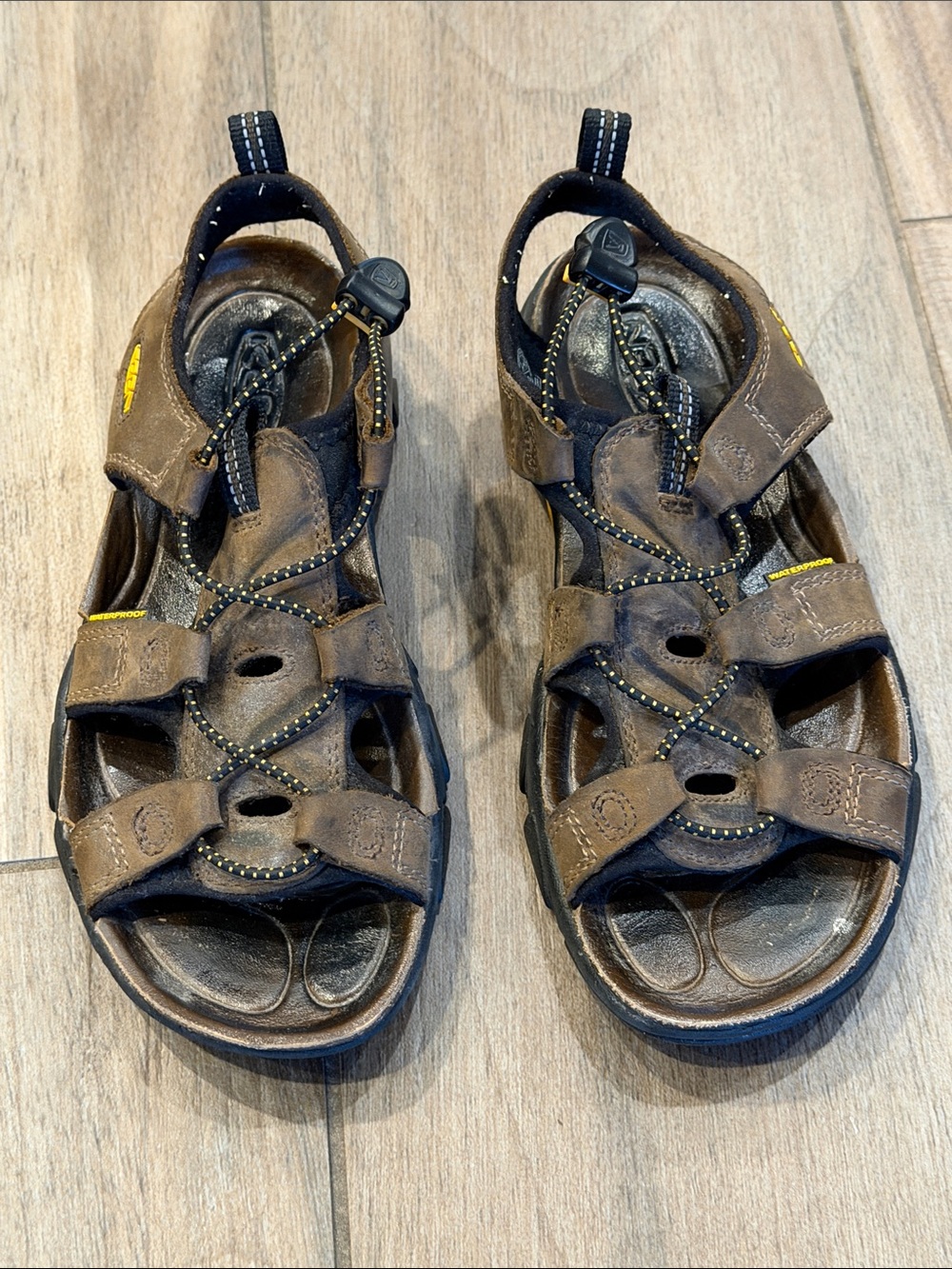 Keen Women’s Bison Leather Waterproof Hiking Sandals with Toggle Lacing. Size 8